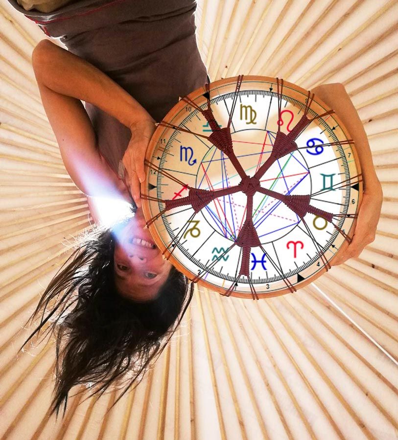 Caroline tenant un tambour peint d'un thème astral