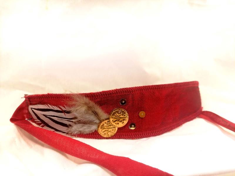 Bandeau – soie rouge et plume