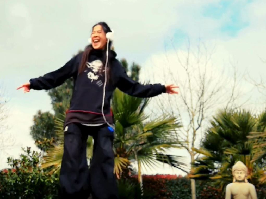 Caroline danse les bras ouverts