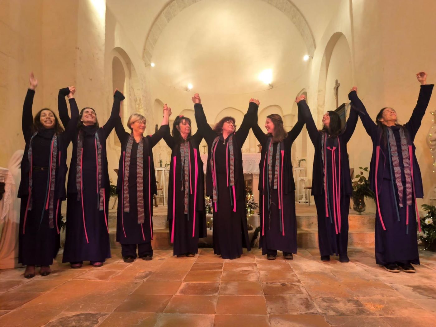 La chorale Echo Tone en concert dans l'église, les bras levés