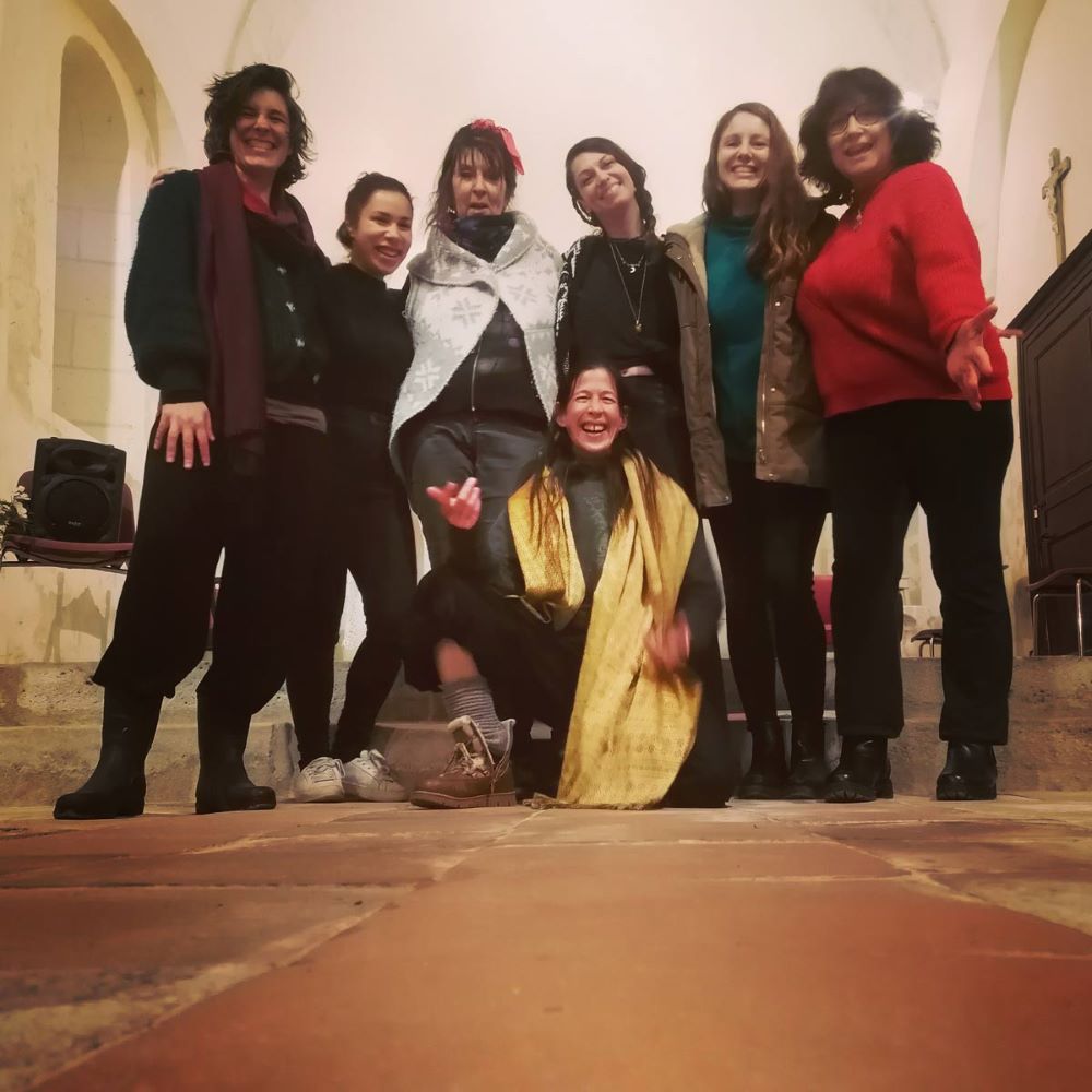 Les choristes d'Echo Tone posent ensemble dans l'église après le concert