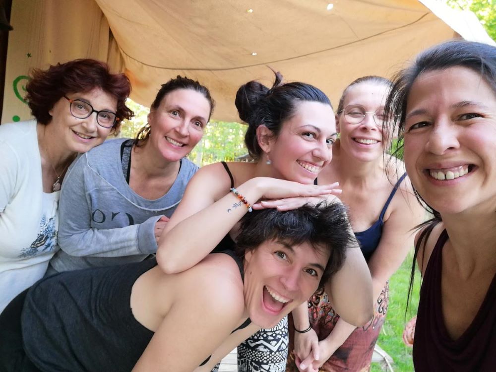 Un groupe de danseuses, joyeuses, dans la yourte