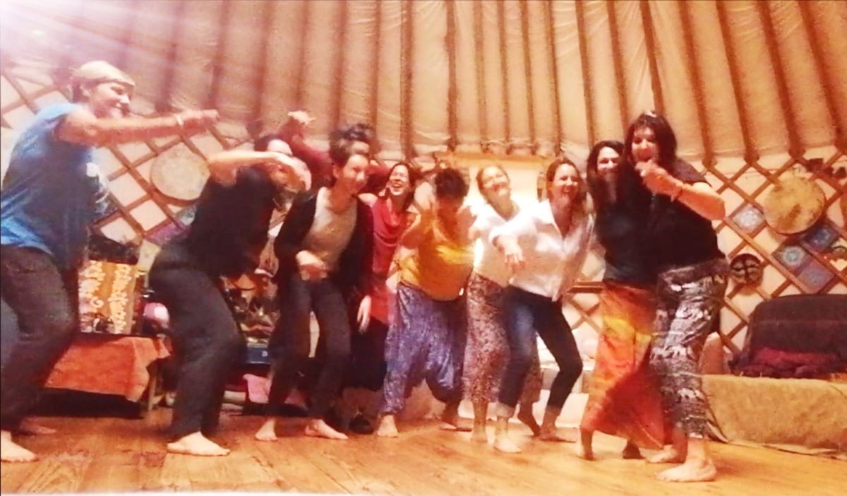 Un groupe danse dans la yourte