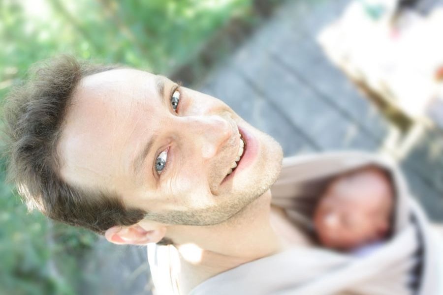 Philippe portant un bébé